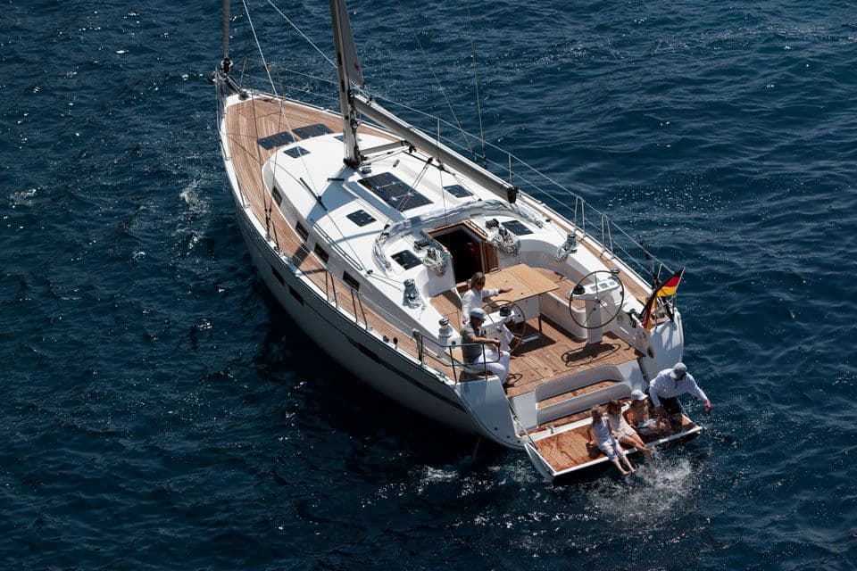 Bavaria Cruiser 45 — вид с кормы