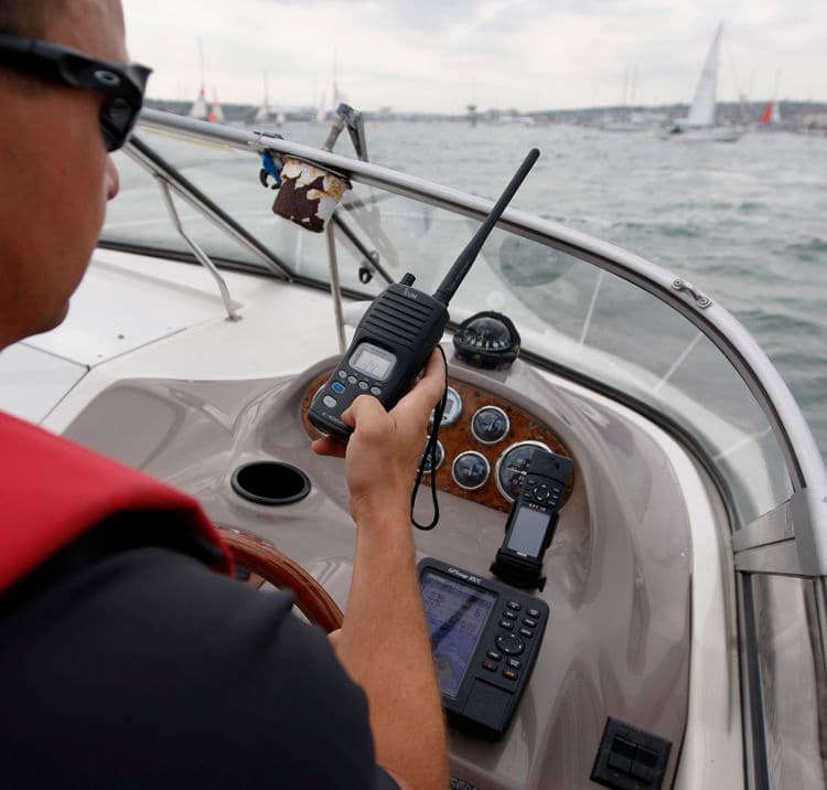 Морская рация VHF на яхте: как говорить коротко и по делу