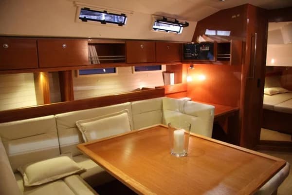 Bavaria Cruiser 45 — кают-компания