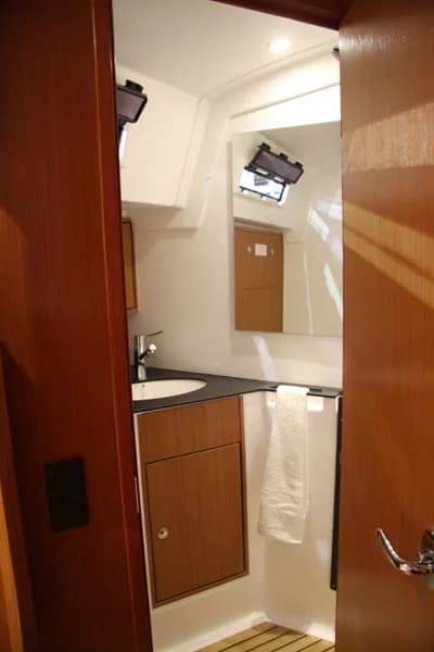 Bavaria Cruiser 45 — санузел