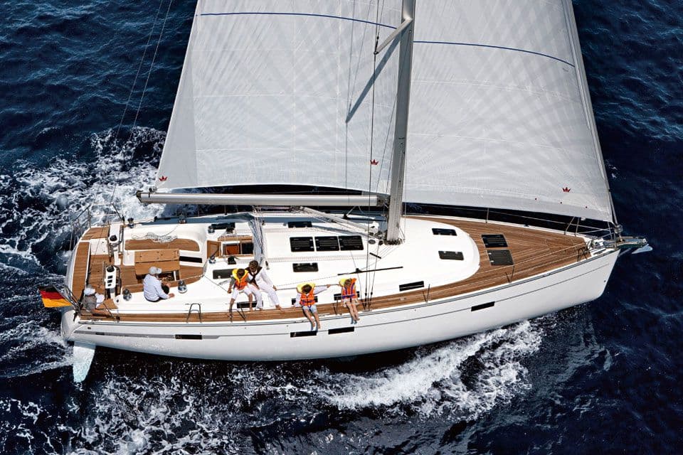 Bavaria Cruiser 45 — кокпит
