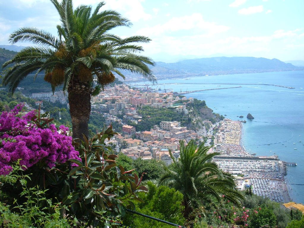 Виетри — керамические купола и море